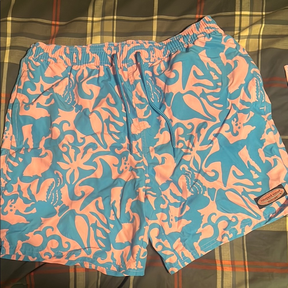 Vineyard Vines Brand New Men's Swim Trunks in Blue and Pink Pattern